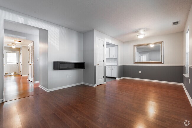 3 habitaciones, 1 baño - 950 pies cuadrados - Sala de estar - 816-818 Rubel Ave Apartamentos