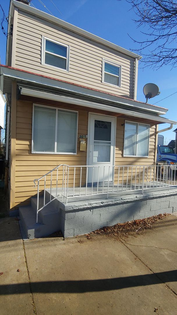 Building Photo - *Spacious & Updated 2BD/2BA Single Family ...