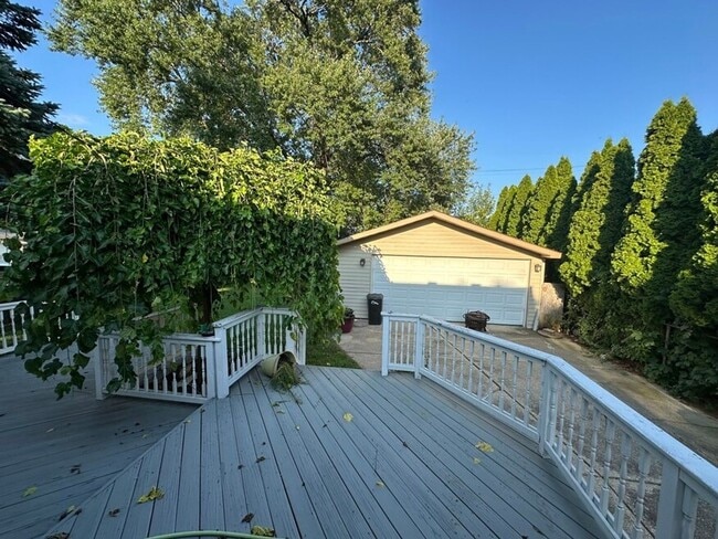 Photo - 972 Cardwell St