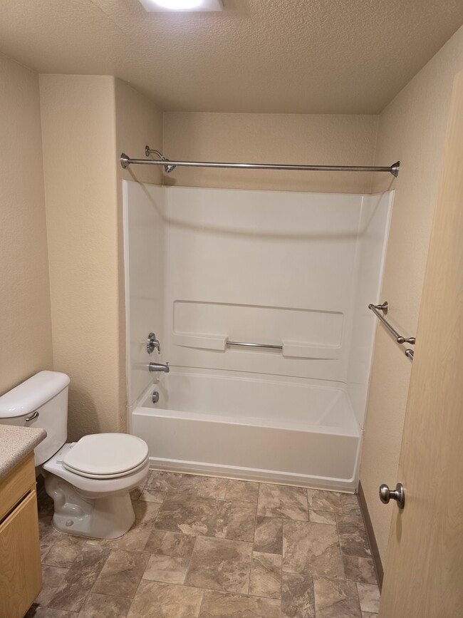 312 Baño - #430 FULLER COMMONS