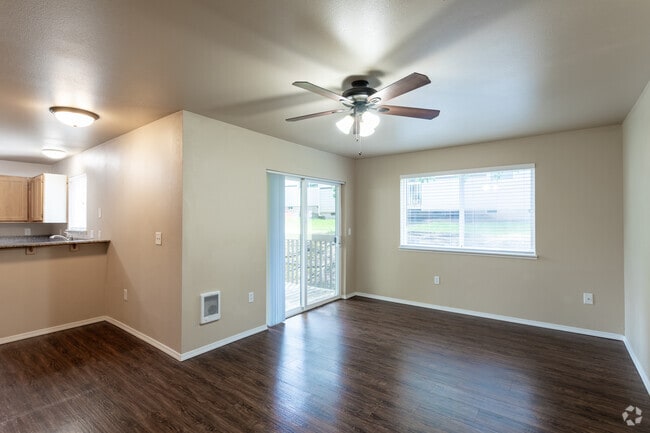 2BR, 1BA - 912 SF