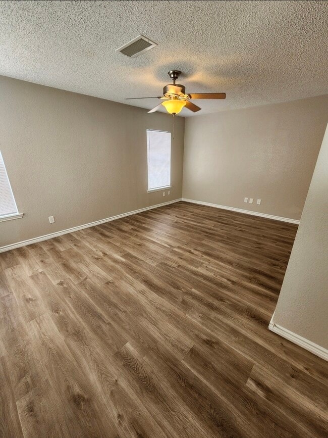 Photo - 3 bed 2 bath, move in ready!