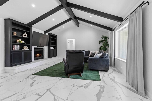 Photo - 107 Oak Crest