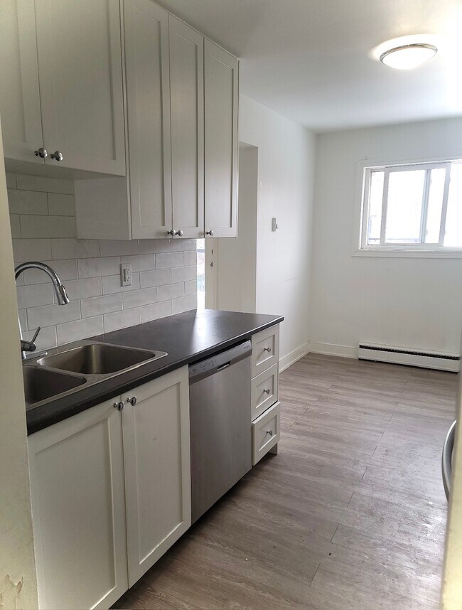 Building Photo - 70 Albert St Unit 21