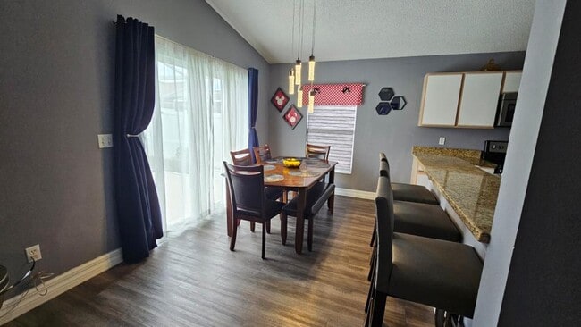 Photo - 510 Castlemain Cir