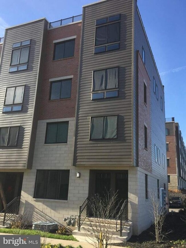 Building Photo - 711 Lakeview Ct Unit 1