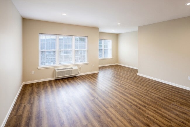 Townhouse Primary Bedroom with Alcove