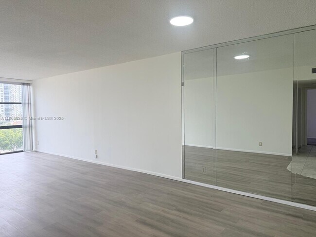 Photo - 800 Parkview Dr Unit 504