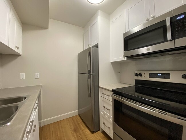 #301 Kitchen - Pembridge Square
