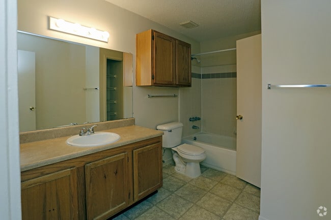 LARGE FULL GUEST BATH
