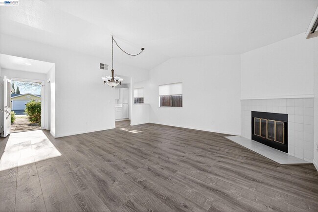 Photo - 2032 Newport Dr