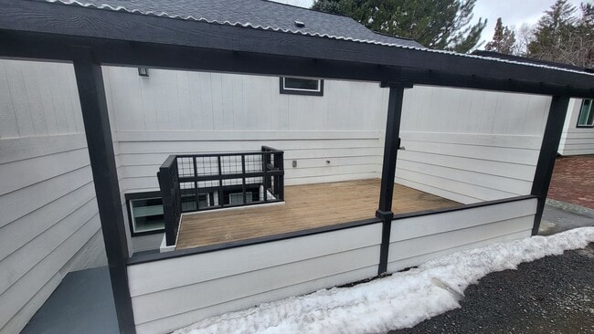 Building Photo - 1460 NW Newport Ave Unit 2