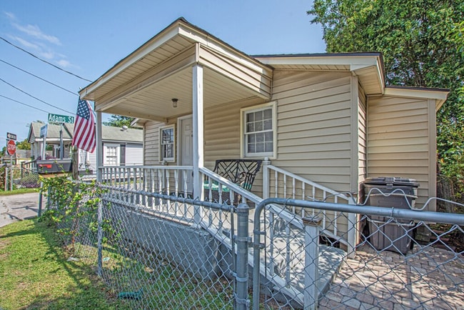 Building Photo - 2063 Arbutus Ave Rental