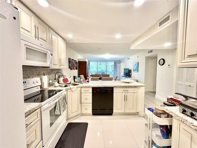 Photo - 3800 Oaks Clubhouse Dr Unit 311