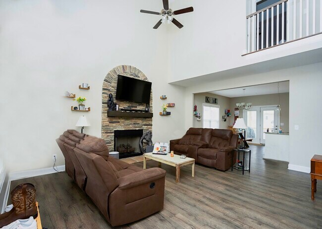 Photo - 502 Latham Ct