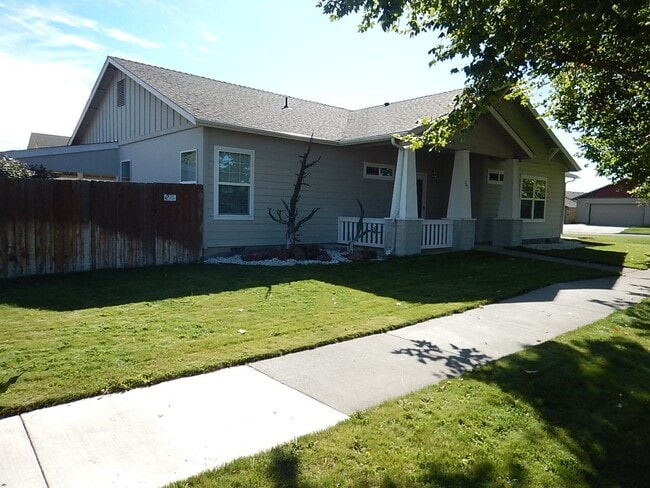 Building Photo - 3 Bedroom, 2 Bathroom House on North End of Prineville - Available Soon!