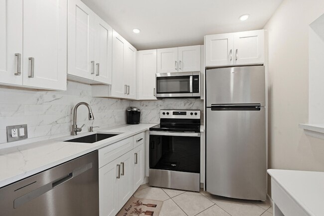 Building Photo - 314 Brighton E Unit H