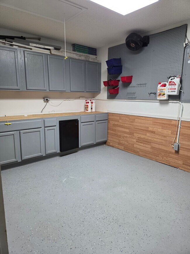 Photo - 3 Bedroom 2 bath fenced back yard in a quiet neighborhood!!
