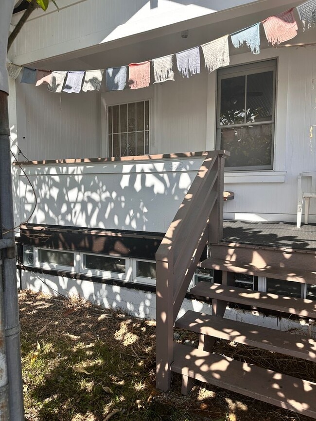 Building Photo - Spacious Unfurnished 2-Bedroom Upstairs Re...
