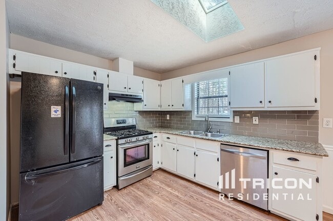 Photo - 438 Russell Rd