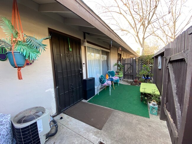 Photo - 5484 Roundtree Dr Unidad 5484 Roundtree Dr  D Rental