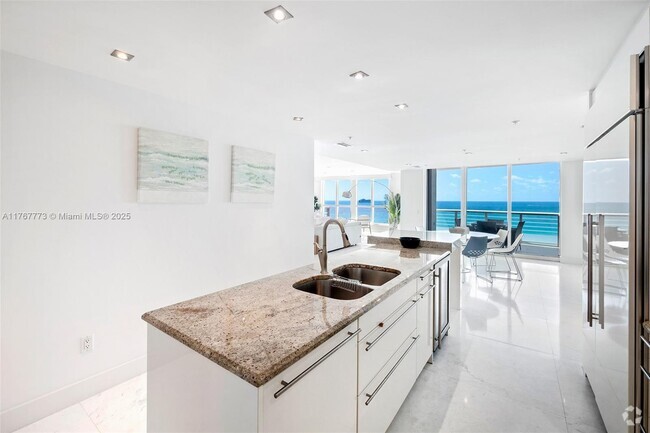 Building Photo - 3801 Collins Ave Unit 1703 Rental