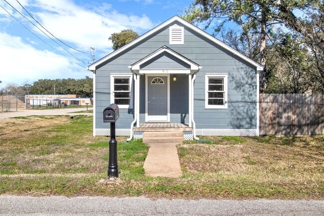 Building Photo - 918 W Lang St Rental