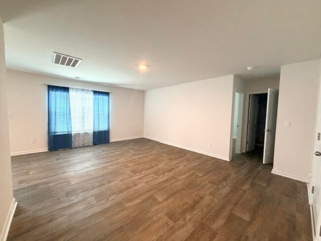 Photo - 526 Leven Dr