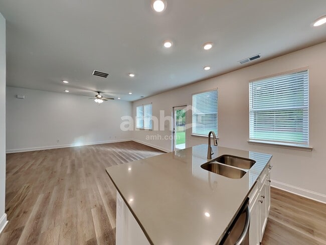 1043 Highland Walk
