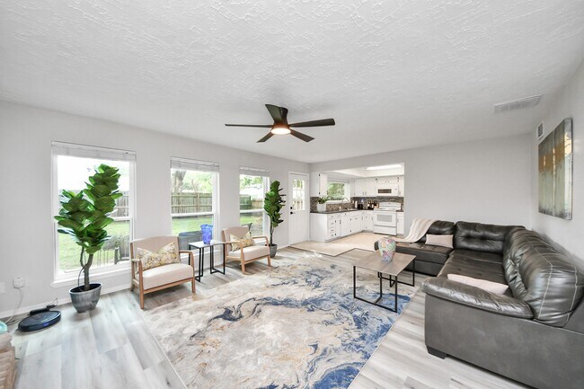 Photo - 1902 Kings Arms Way