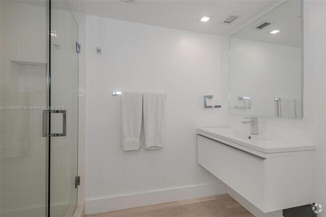 Building Photo - 2301 Collins Ave Unit 1505 Rental