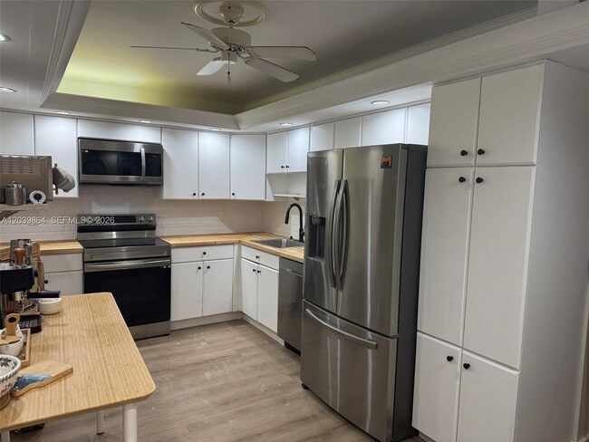 Photo - 3520 Oaks Way Unidad 607