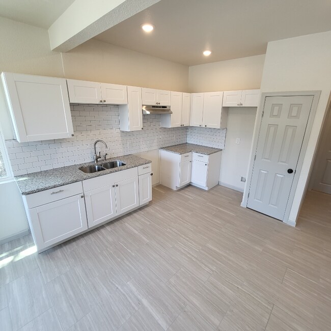 Photo - 647 Hammond Ave Unidad 101