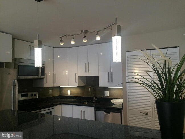 Building Photo - 1140 23rd St NW Unit 305 Rental