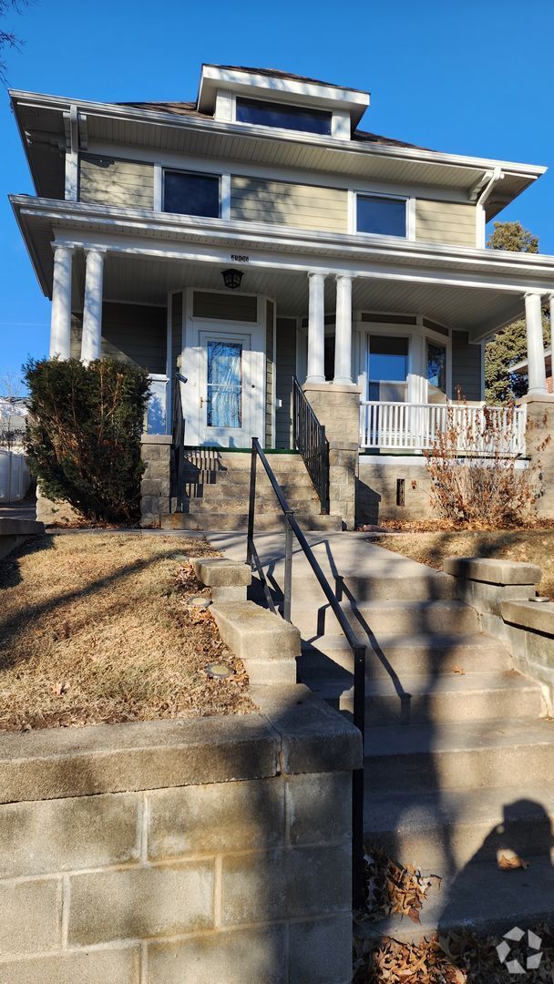 Building Photo - Dundee Two Story House