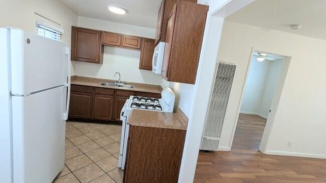 Kitchen - 209 N Florence St Unit 209