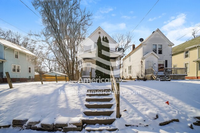 Building Photo - 204 E Thrush Ave