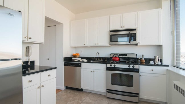 Building Photo - 180 Riverside Blvd Unit 7F