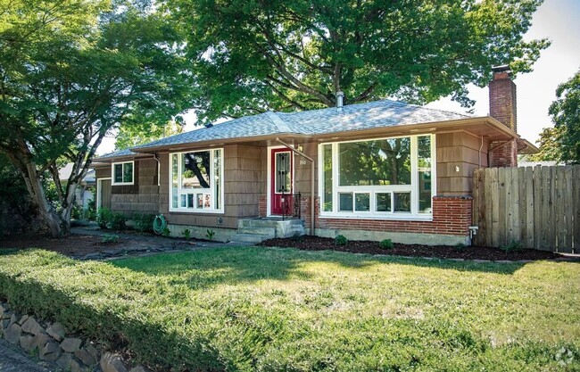 Building Photo - Spacious 5 Bedroom ~ 2 Bathroom Home Near ...