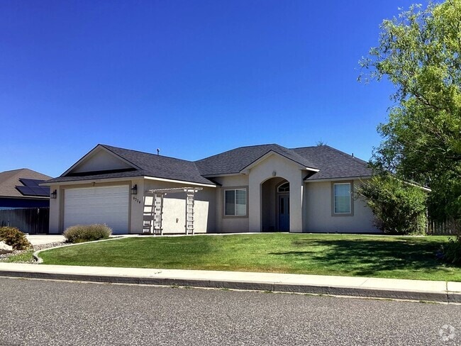 Building Photo - Beautiful West Richland Home with RV Parking!