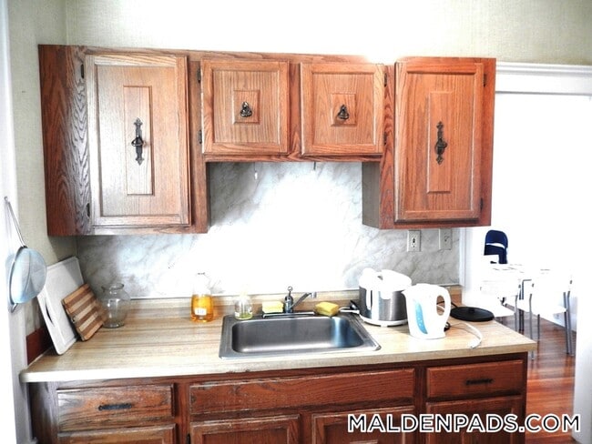 Building Photo - 94 Maple St