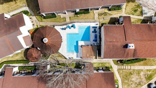 Building Photo - 12100 Melville Dr Unit 301C