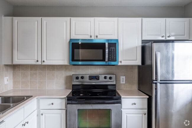 2 BR, 2 BA - 742SQFT