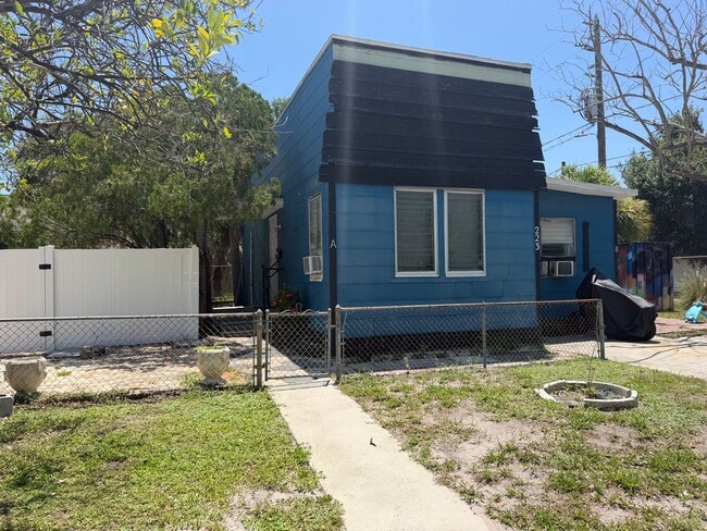 Building Photo - 223 35th St N Unit A