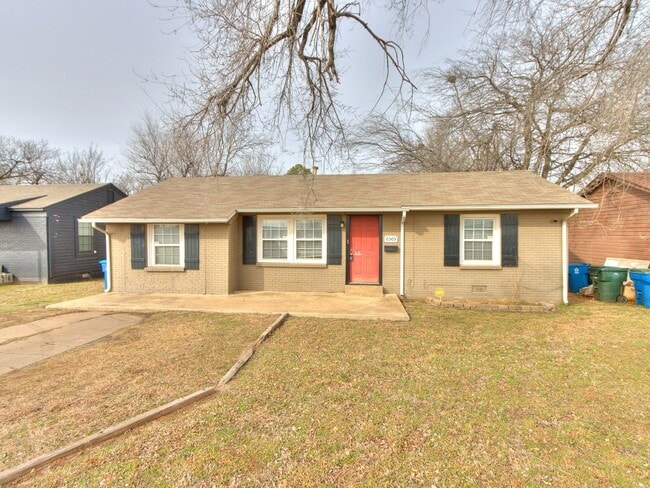 3 bed 1 bath updated with beautiful garage... - 3 bed 1 bath updated with beautiful garage... House