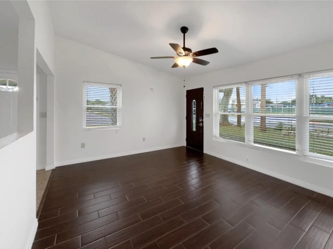 Photo - 930 School St