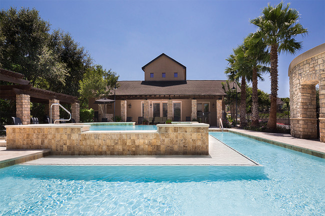 Resort-style swimming pool - Ridgeview Apartments