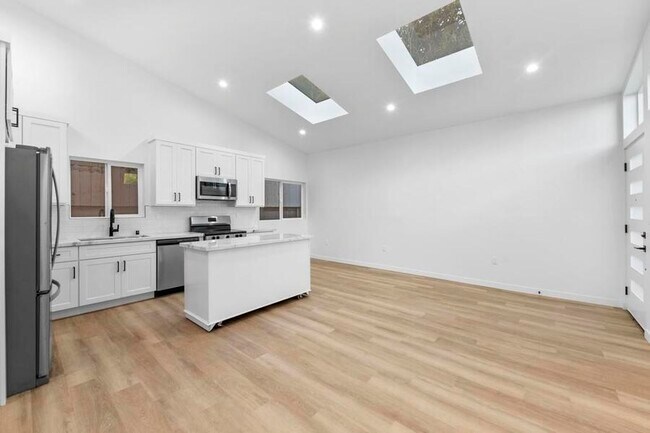 Photo - 739 N Formosa Ave Unit 739