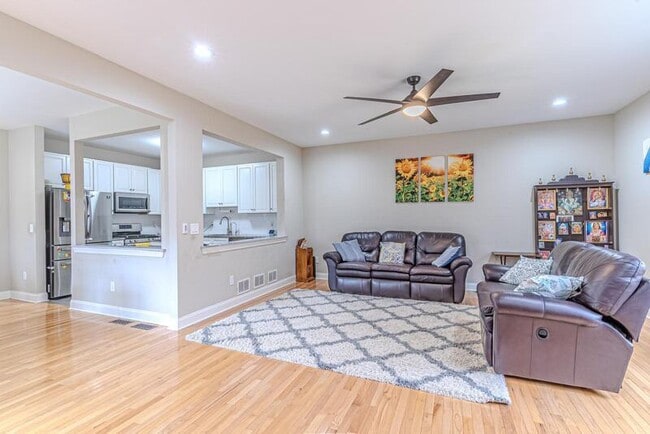 Photo - 305 Raymound Blvd