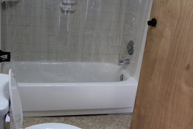 Bathtub - 6326 NY-23 Unit 2